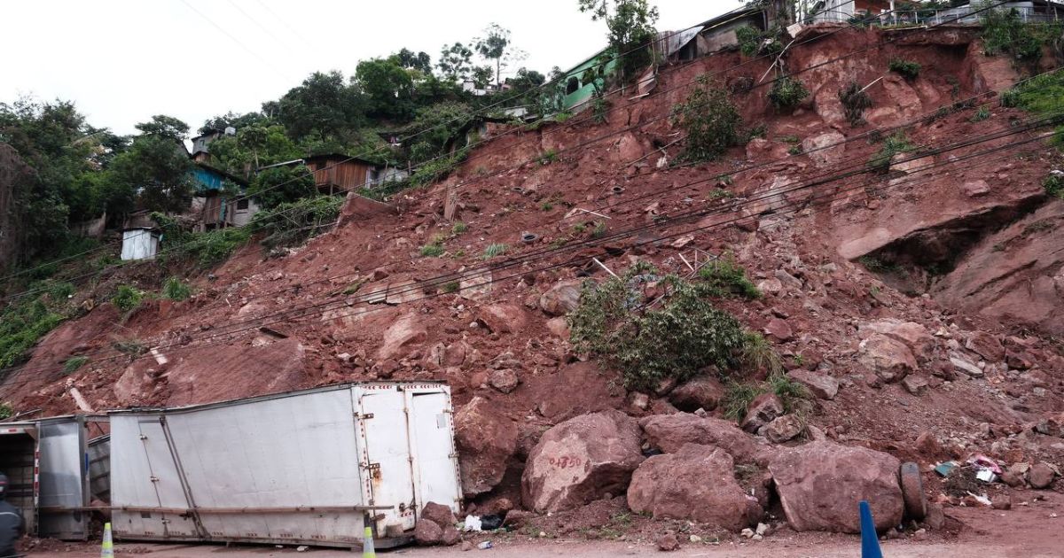 Evacuación de familias tras derrumbes en colonia capitalina  (VIDEO)