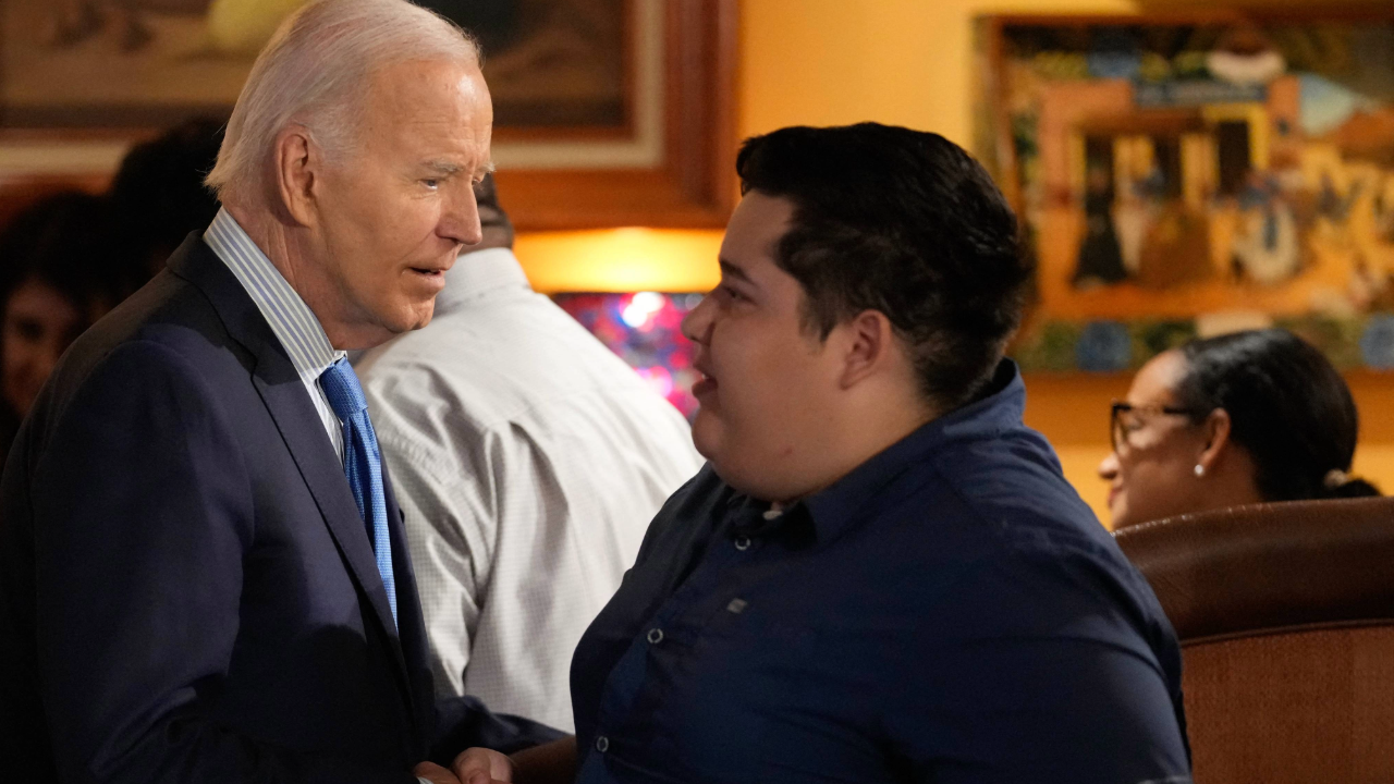 Biden corteja el voto latino con medidas educativas y migratorias