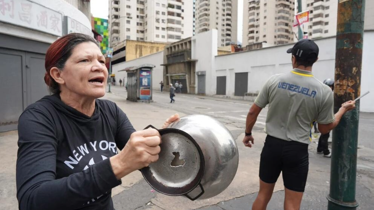 Fuertes cacerolazos se registraron este lunes en Caracas, un día después de que el Nicolás Maduro se proclamara vencedor