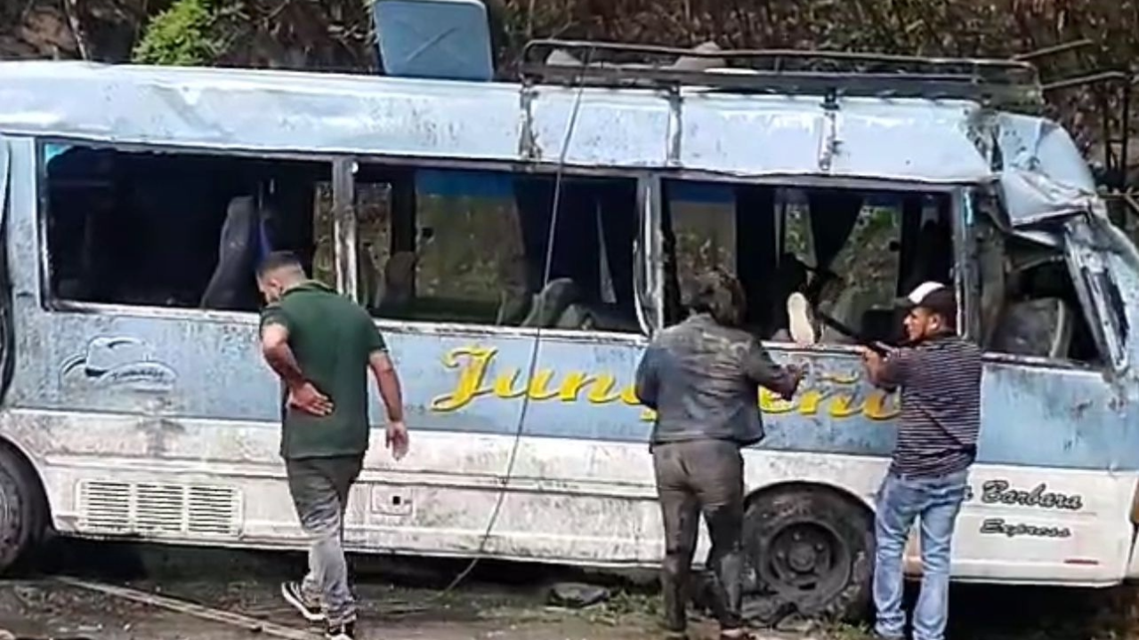 Un video grabó el momento justo en que un bus de la ruta interurbana volcó a la altura de la comunidad de Taulabé