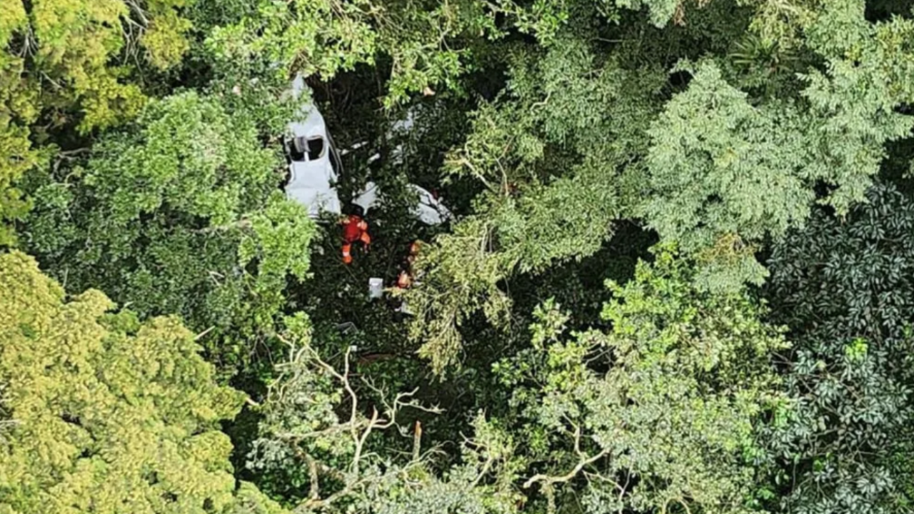 Socorristas y militares localizaron este jueves una avioneta desaparecida hace tres días en las faldas del volcán de Agua