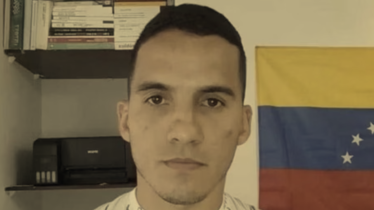 Compartir Vea comentarios Print Un joven de 17 años fue presentado hoy en tribunales por presuntamente estar vinculado con el secuestro y posterior asesinato de un exmilitar