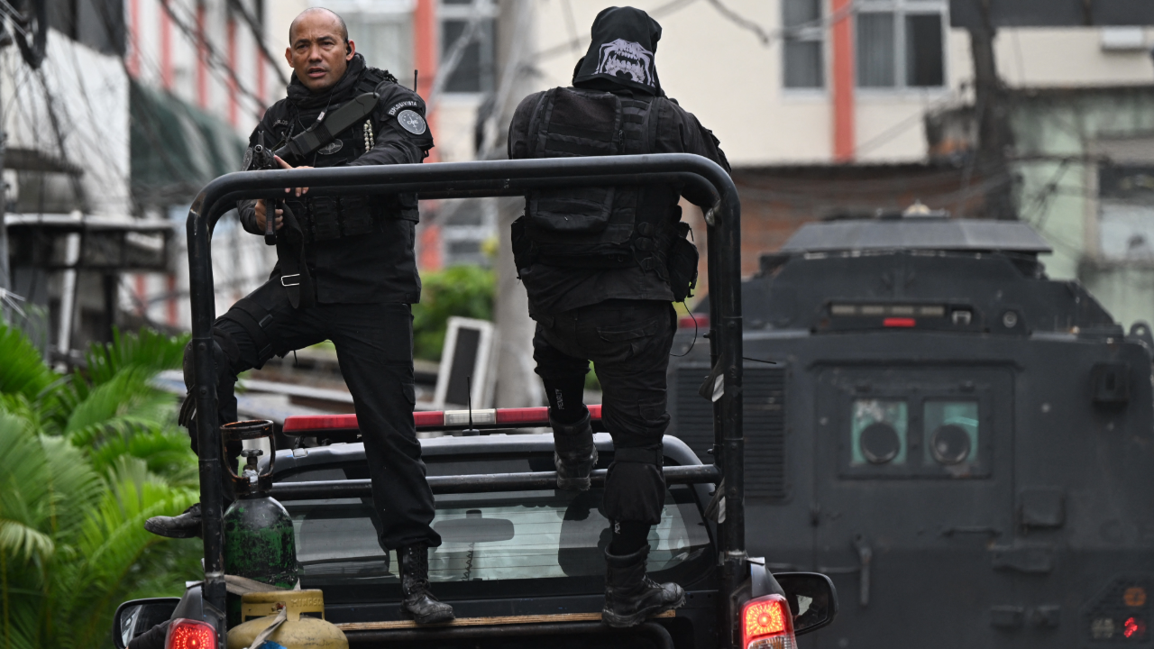 Rio de Janeiro lanzó una vasta operación policial en diez favelas de la ciudad para frenar la "guerra" entre traficantes y milicias