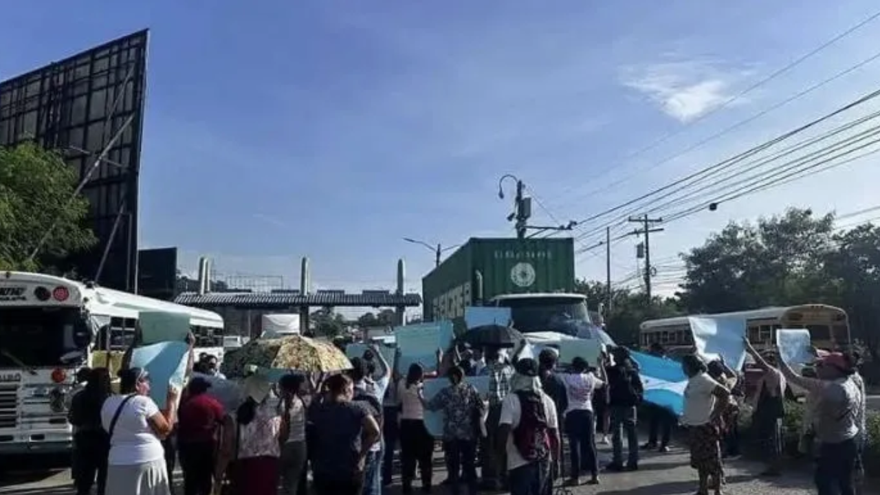 Protesta de pacientes renales termina en enfrentamiento