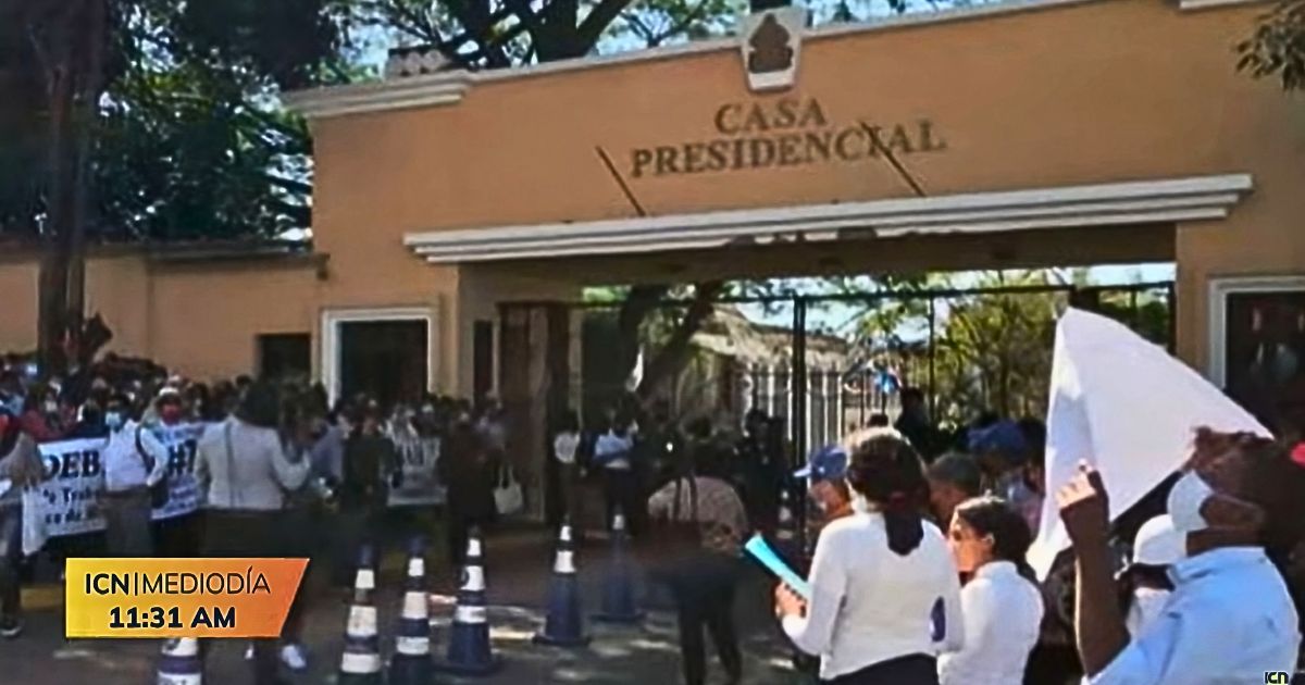 Pacientes renales protestaron frente a Casa Presidencial en medio del proceso de nueva licitación, entre el gobierno y ocho empresas