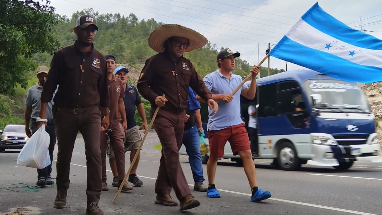 Sacerdote hondureño en larga caminata por ayuda para damnificados de su comunidad