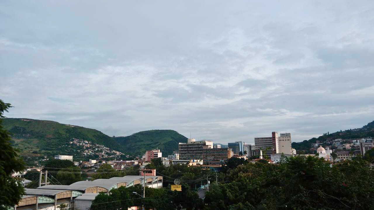 Temperaturas en Tegucigalpa: máxima de 28°C, mínima de 20°C.