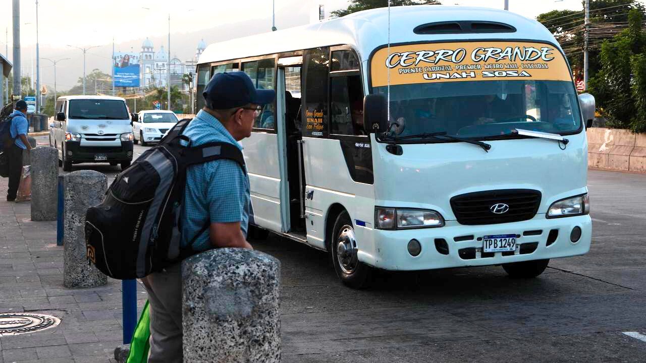 irector del IHTT Amenaza con cancelar contratos por paro de buses