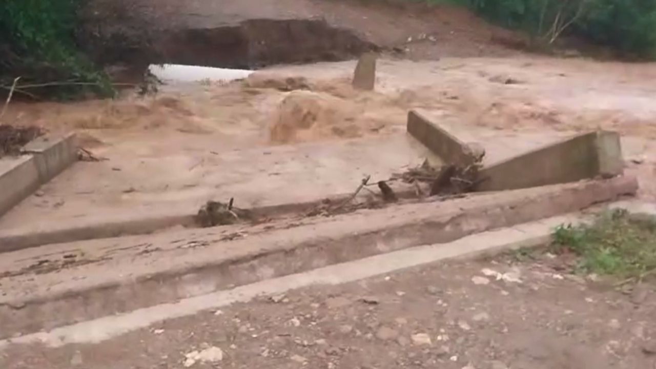 Creciente del río destruye puente clave en La Unión