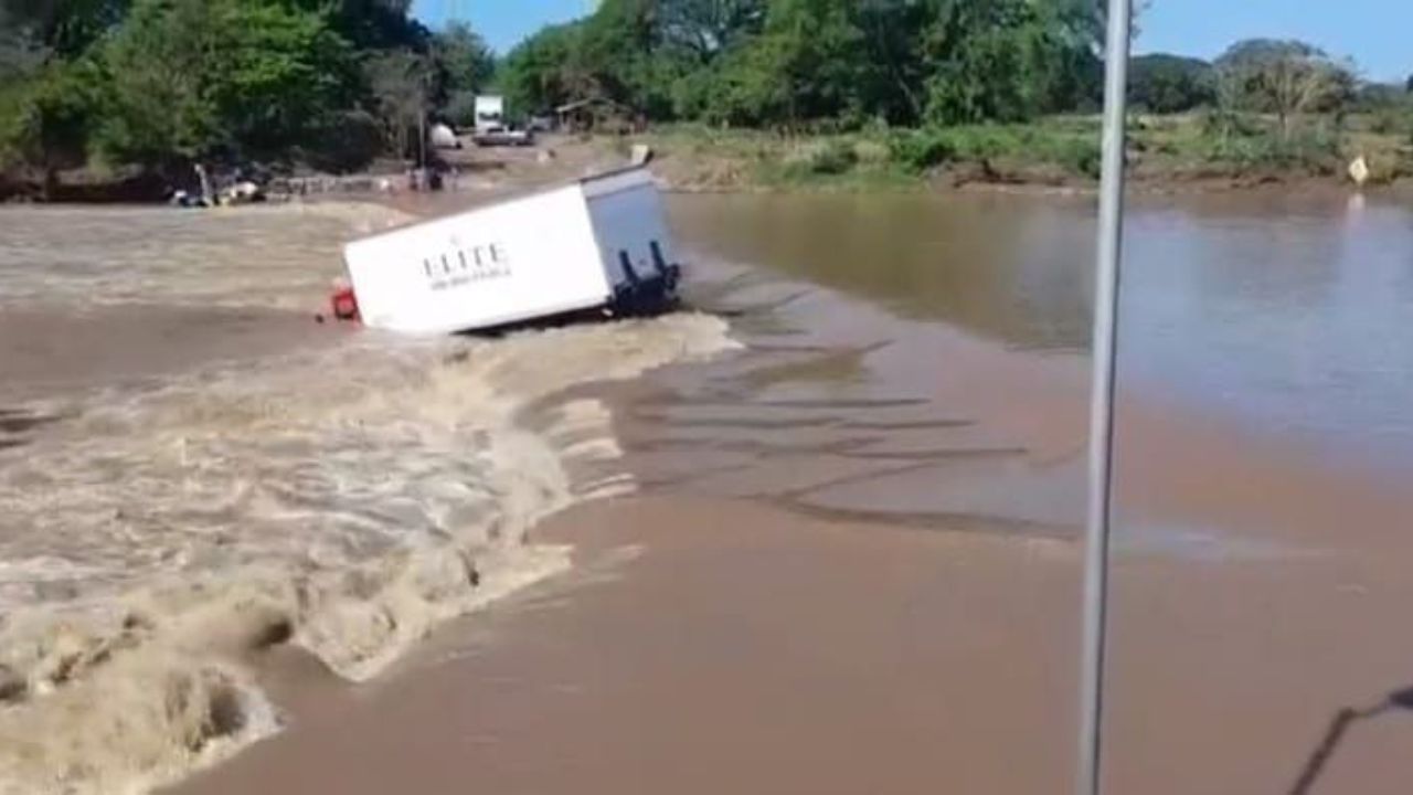 Incomunicados los pobladores en los Amates, desbordamiento del río Goascorán arrastra camión (video)