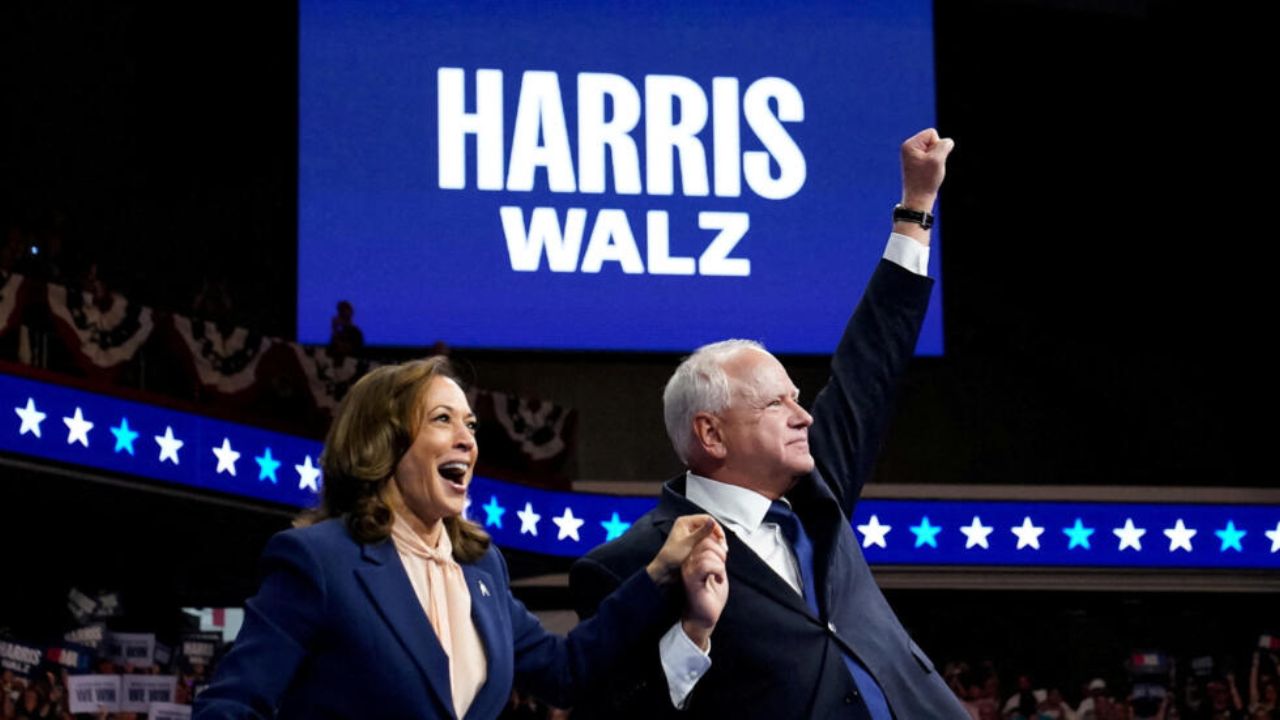 Campaña Harris-Walz se enfoca en el "muro azul" de estados clave