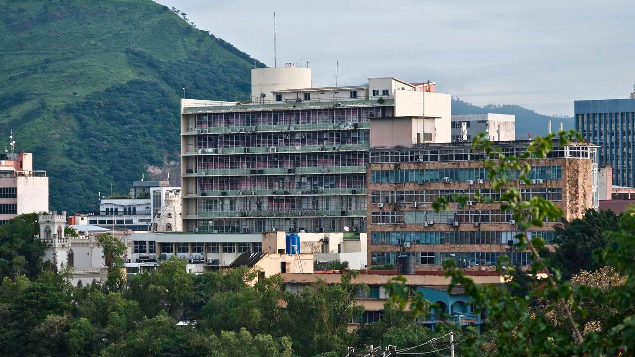 Onda tropical produce lluvias en la mayor parte del país (video)