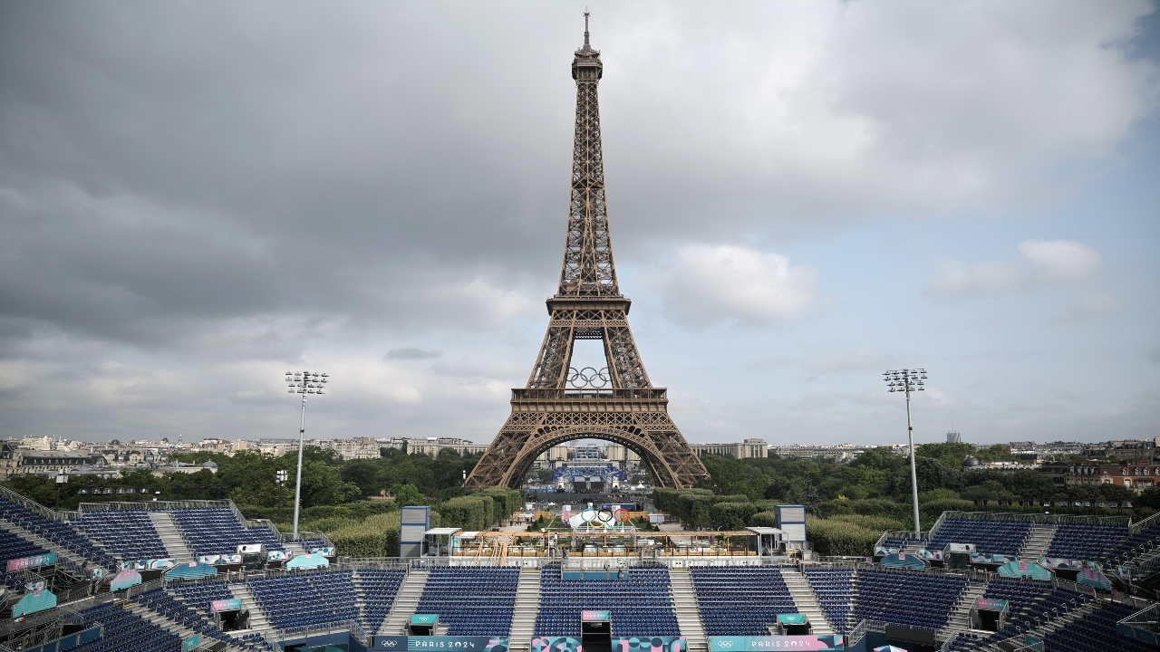 Alcaldesa de París se baña de nuevo en el Sena un día de apertura de los Paralímpicos