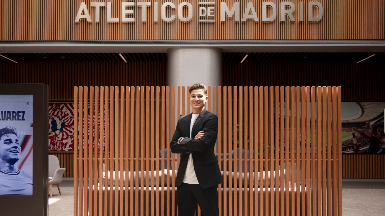 l delantero argentino Julián Álvarez, procedente del Manchester City durante la presentación con su nuevo equipo, este lunes en el Civitas Metropolitano.