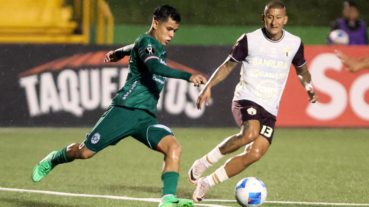 Stheven Robles (d) de Comunicaciones disputa un balón con Javier Rivera de Marathon este miércoles, en un partido de la fase de grupos de la Copa Centroamericana de la Concacaf entre Comunicaciones y Marathón en el estadio Cementos Progreso en Ciudad de Guatemala