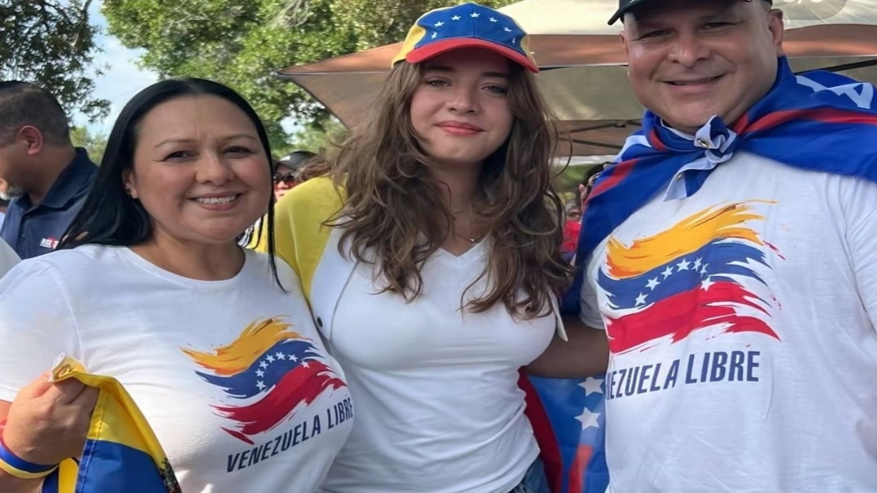 Maya Berry Spear conmueve al recordar a sus padres en una manifestación por Venezuela