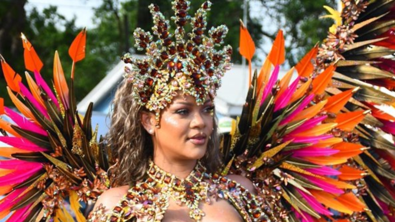 Rihanna deslumbra en carnaval de Barbados