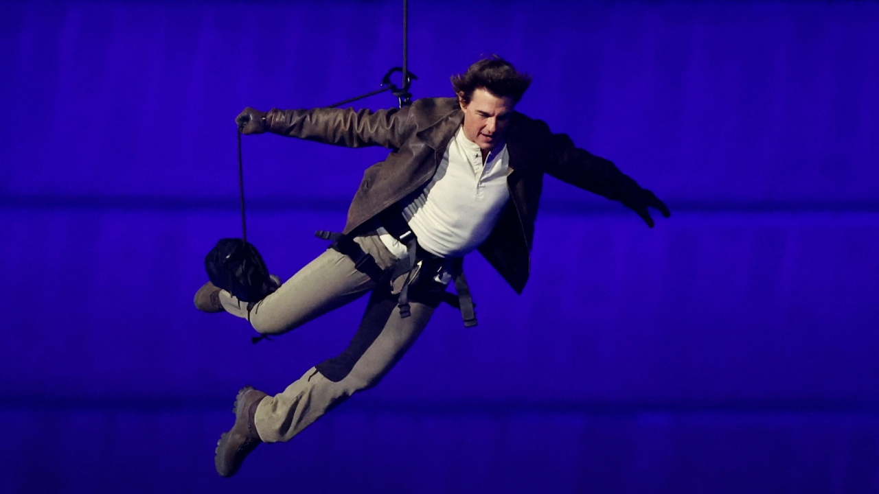 Tom Cruise se lanza desde el Stade de France en el cierre de los Juegos Olímpicos