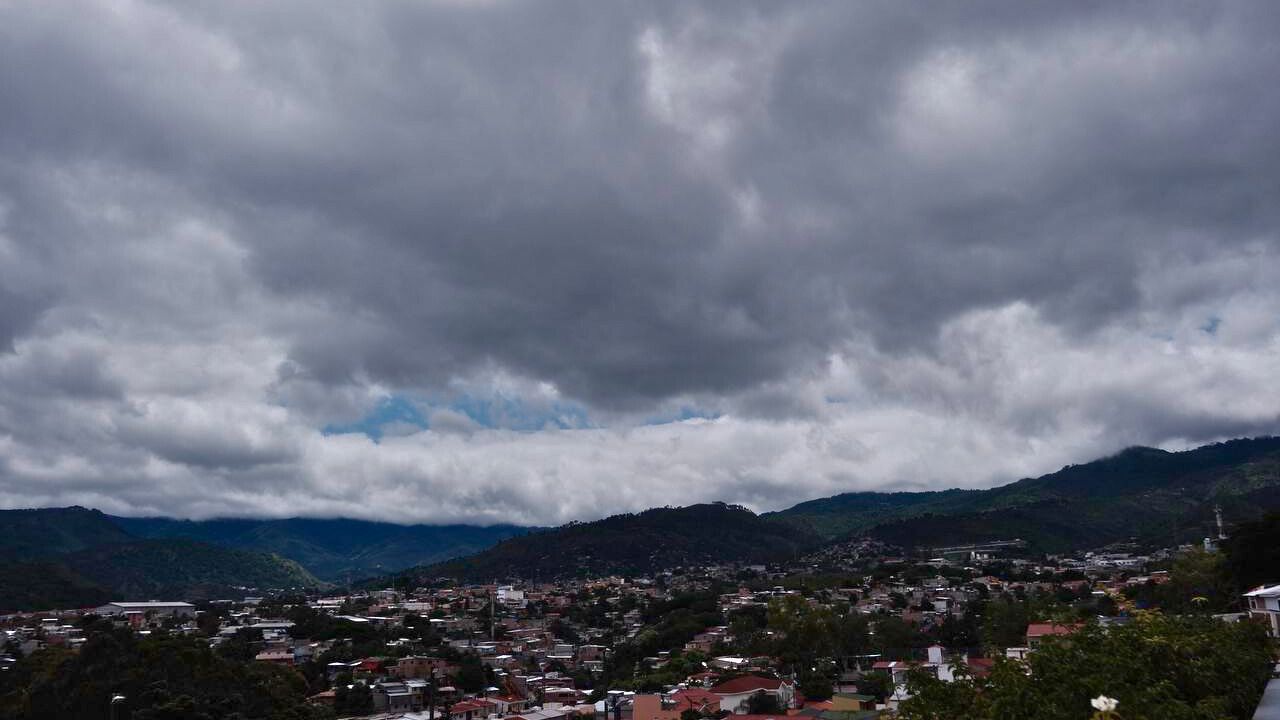 Tegucigalpa enfrenta problemas graves por intensas lluvias y caos vial (video)