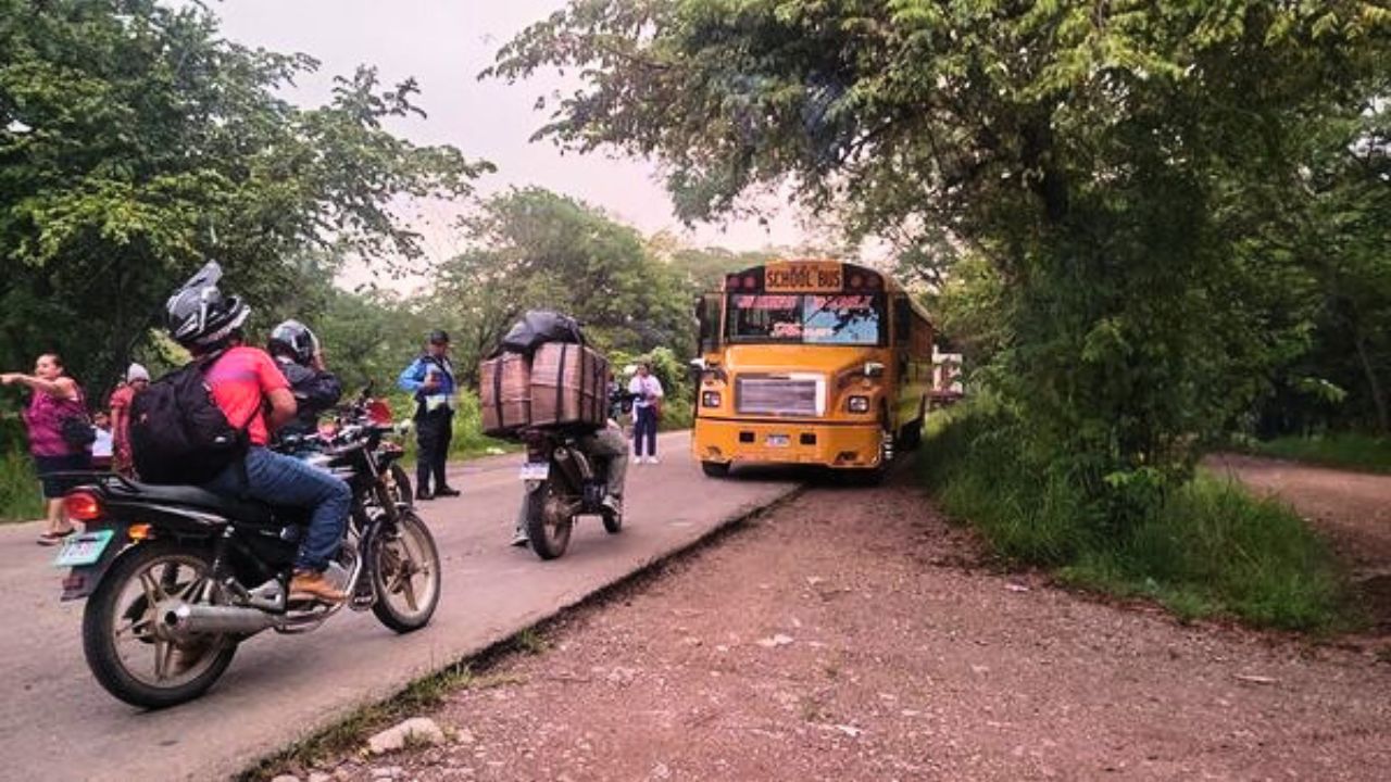 Patronatos bloquean vía en Jamastrán exigiendo reparación de carretera a Trojes