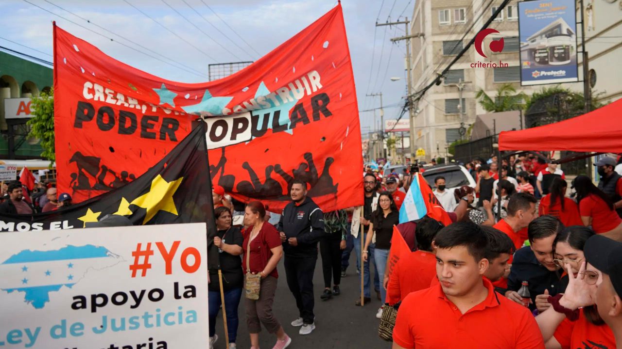 Manifestación contra el golpe y fiestas patrias en el estadio nacional