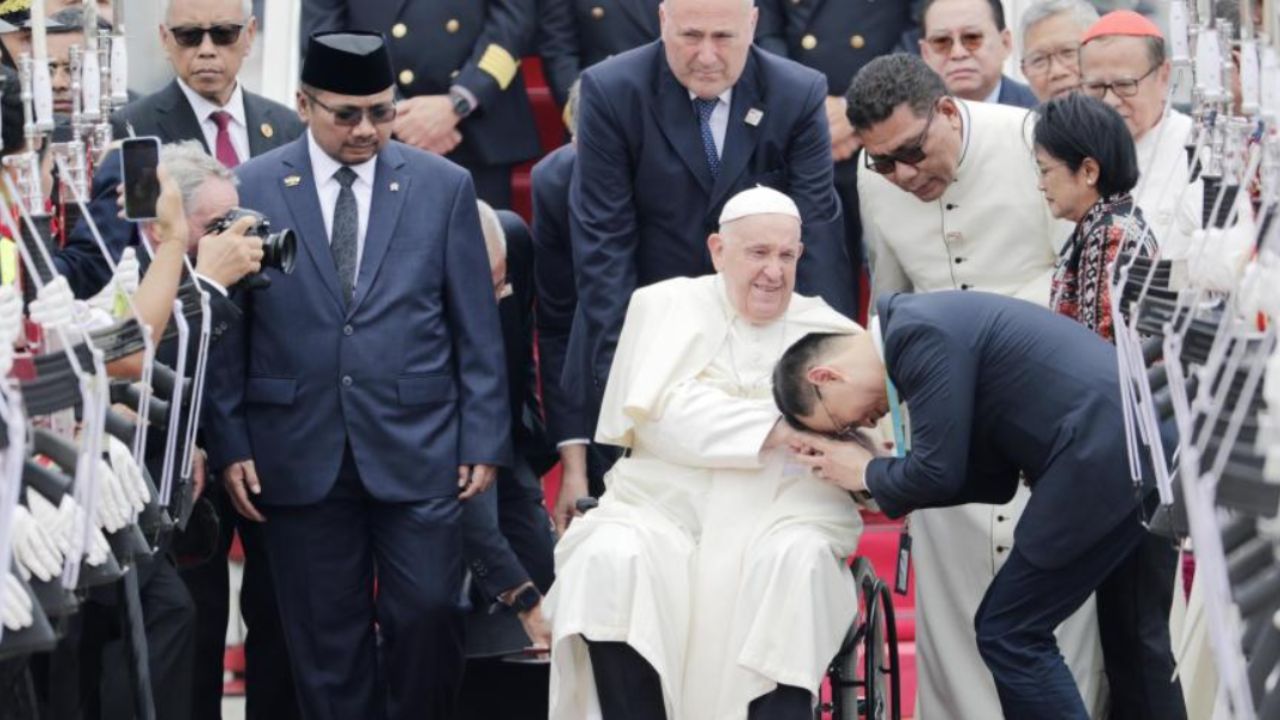 El Papa Francisco llega a Indonesia para fomentar convivencia religiosa