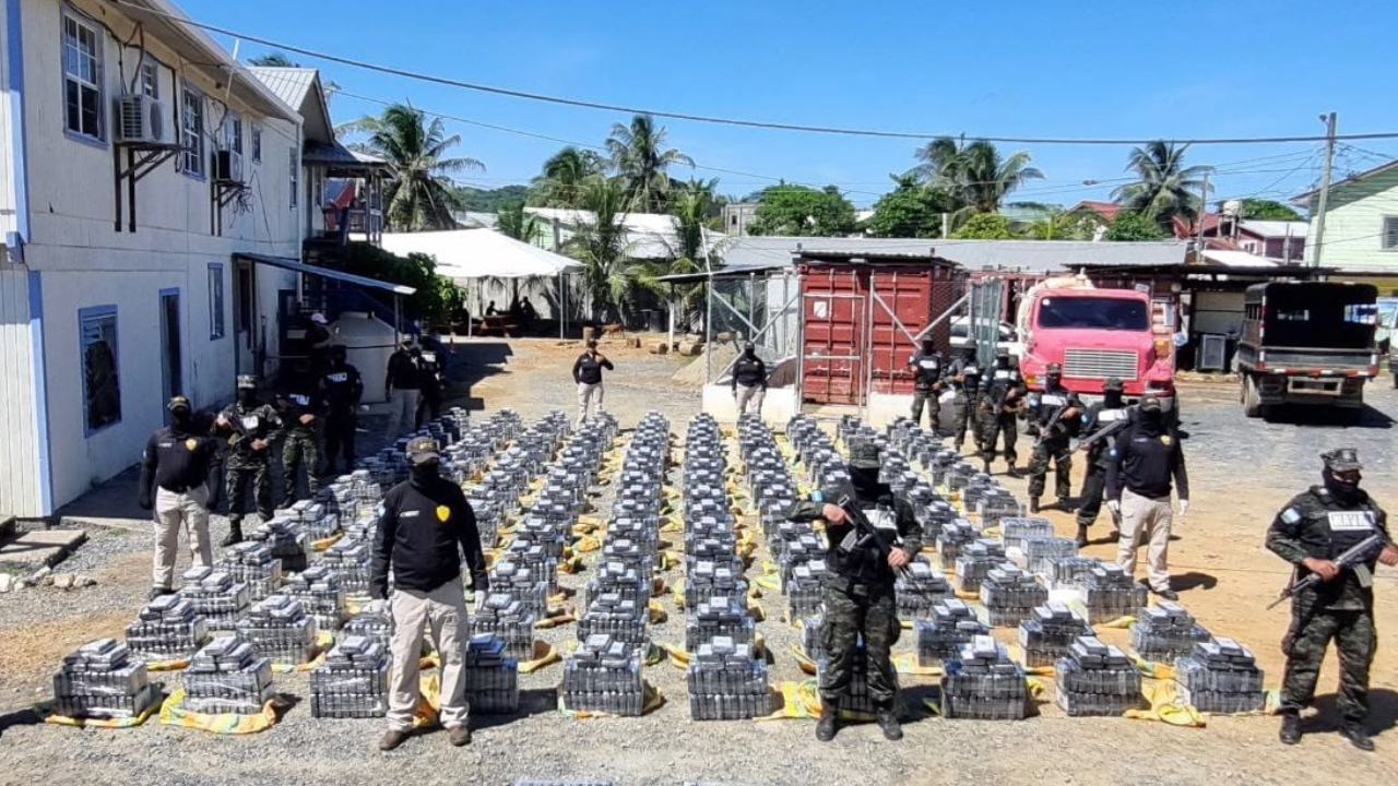 Naval incauta 3.7 toneladas de cocaína y captura a cuatro personas en Islas de la Bahía