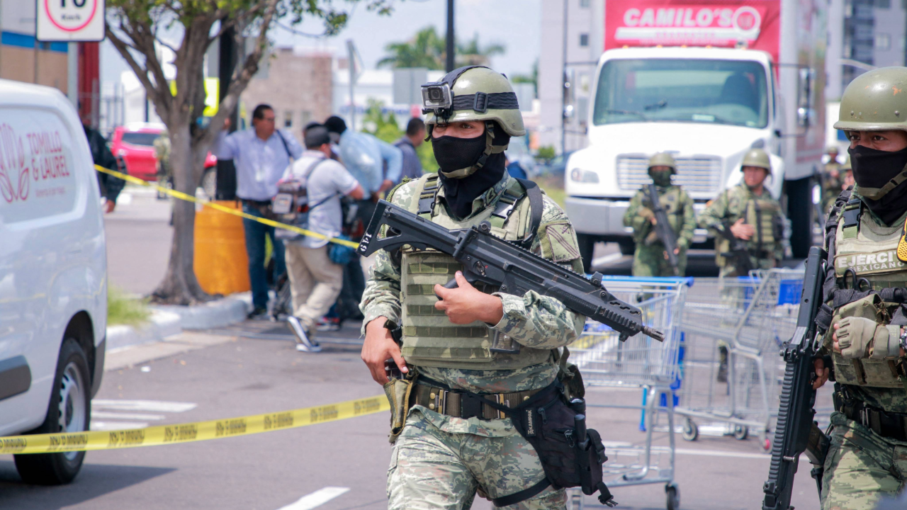 Suman nueve muertos y 14 secuestrados por escalada de violencia en mexicano Sinaloa